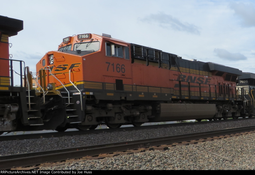 BNSF 7166